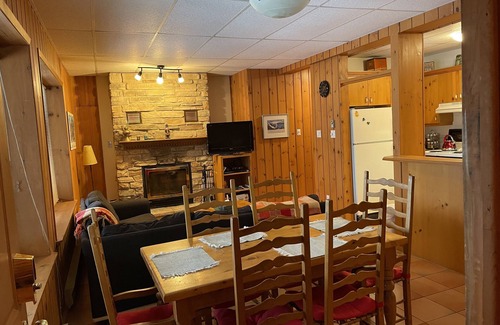 Domaine Nansen House | BEST LOCATION AT BEST PRICE, Walk to Beach, Ski in /Out, Lower Nansen, Pets OK