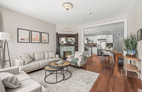 Lower East Side Apartment | BEST Location in Milwaukee, Luxe 3BR, Free Parking