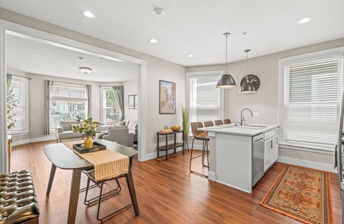 Lower East Side Apartment | BEST Location in Milwaukee, Luxe 3BR, Free Parking