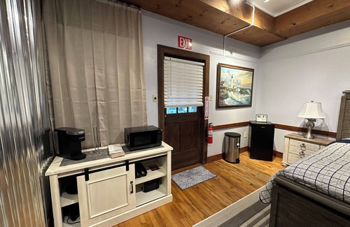 Oriental House | Best Location in Oriental! King Bed. Steps away from Oriental Marina!