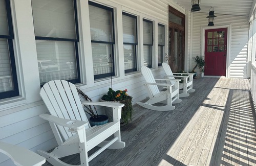Oriental House | Best Location in Oriental! King Bed. Steps away from Oriental Marina!
