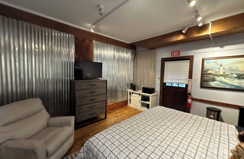 Oriental House | Best Location in Oriental! King Bed. Steps away from Oriental Marina!