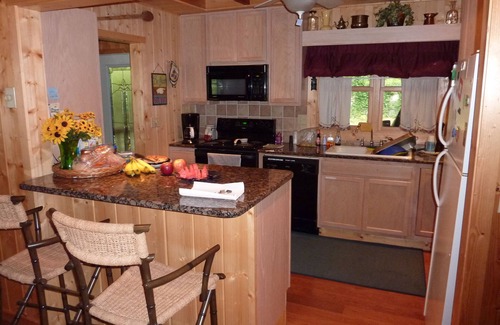Glenville Cabin | Best Location on the Lake. Summer, Fall & Holidays 2025 & 3 miles to Cashiers Nc