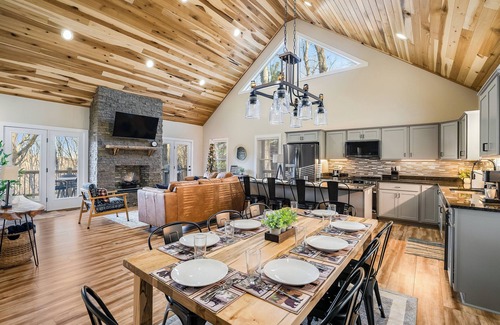 Massanutten Cabin | Best Mtn Top Views in Massanutten, Hot Tub, 160 Arcade Games, Local Vibe!