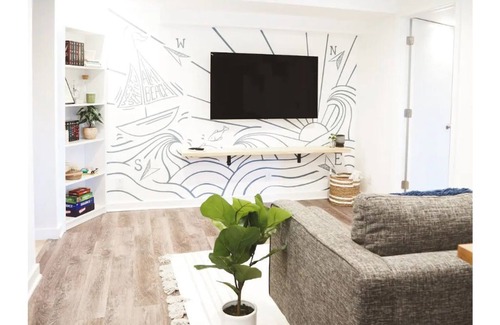 North Admiral Apartment | Best of West Seattle! - 2BR Walking Distance to Alki, Water Taxi to Downtown SEA