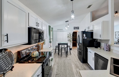 Westside House | BEST on the WEST HomeNr Shopping/Food/DWTN with Games &Private Yard
