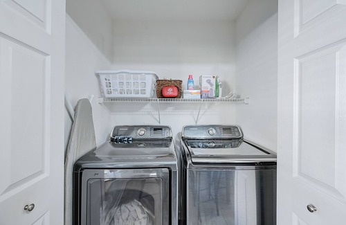 Westside House | BEST on the WEST HomeNr Shopping/Food/DWTN with Games &Private Yard