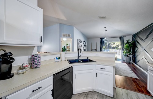 Westside House | BEST on the WEST HomeNr Shopping/Food/DWTN with Games &Private Yard