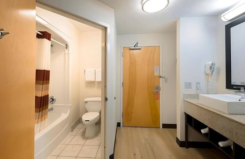 East Garden City House | Best Place to Stay in NYC! 2 Pet-Friendly Units, Near Nassau County Aquatic Center!