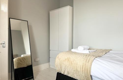 Southsea House | BEST PRICE! - Perfect Contractor Accommodation - Up to 7 Guests