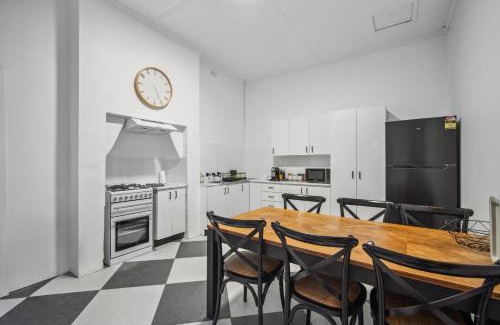 Wagga Wagga House | Best St Retreat - So Central