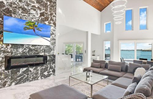 North Bay Village Villa | Best Sunset Bayfront with pool & Jacuzzi
