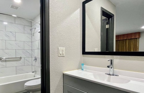 Bloomington Hotel | Best Value Inn