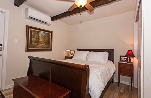 Jamestown House | Best Value on Main St Queen Bed TV DVD-Entire home