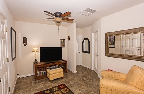 Jamestown House | Best Value on Main St Queen Bed TV DVD-Entire home