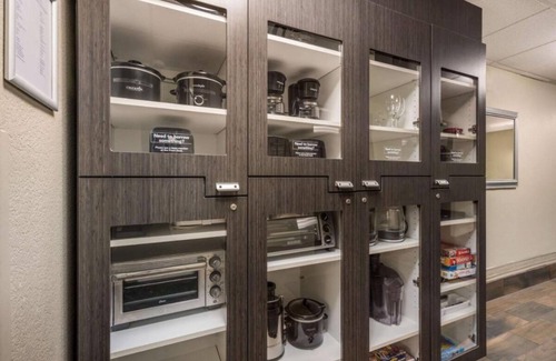 North Arlington Hotel | Best Value, Quality Stay! TWO Modern Suites with Full Kitchens, Pets are Allowed