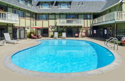 Solvang Hotel | Best Value Stay! Comes with Continental Breakfast and Parking, Outdoor Pool