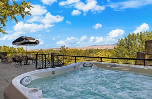 Central Rim Villa | BEST VIEW IN BOISE/SAUNA/HOT TUB/CENTRAL/4BR/SLEEPS 10/LUX