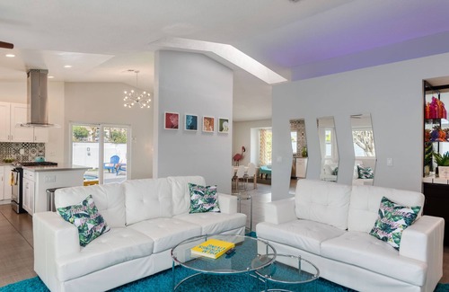 Racquet Club West House | Best Views! Golden Girls themed House. Pool and Spa!