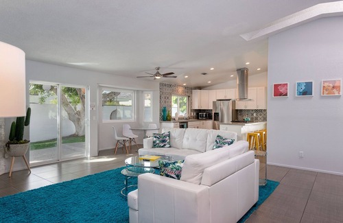 Racquet Club West House | Best Views! Golden Girls themed House. Pool and Spa!