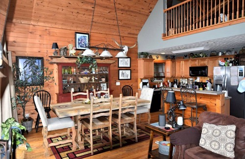 Helen Cabin | BEST Views in North Georgia Mts - Hot-Tub Pets OK