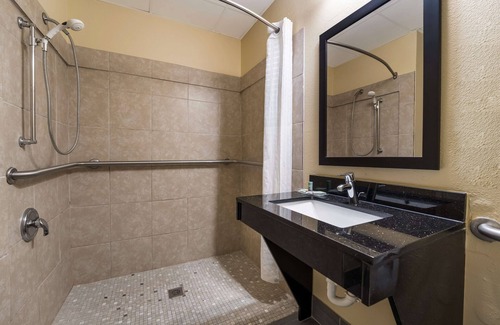 Perry Hotel | Best Western Bradbury Inn & Suites