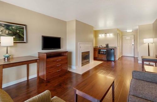 Palmdale Hotel | Best Western Plus John Jay Inn & Suites