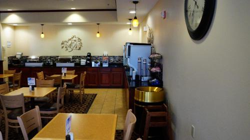 Waldron Hotel | Best Western Plus Kansas City Airport - KCI East