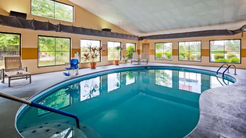 Knoxville Hotel | Best Western Plus Strawberry Inn & Suites