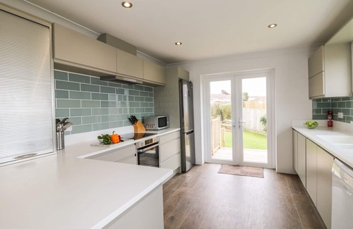 Holywell House | BETHANY BAY VIEW, pet friendly, with a garden in Holywell Bay