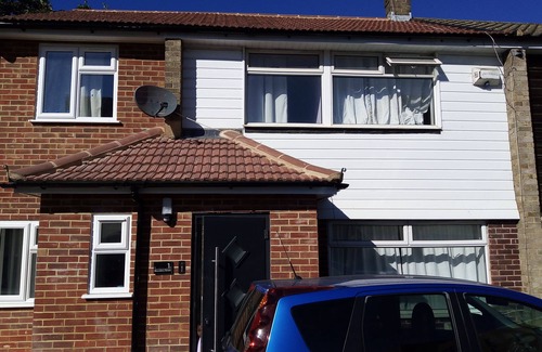 Colyers House | Bethel- a beautiful 1 bed house near Erith station. Bath,kitchen,lounge,privacy.