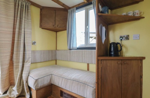 Woodbridge Cottage | BETSY (COW SHED 2), pet friendly, with a garden in Campsea Ashe