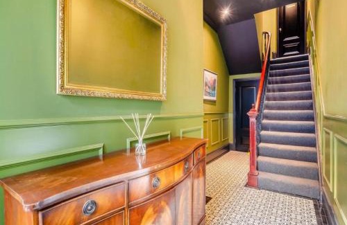 Harrogate City Centre Apartment | Betty's Townhouse- Luxury 2 Bed Appt With Parking