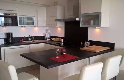 Vallauris Apartment | Between Cannes and Golfe Juan, beautiful sea view 500 m from the beach in absolute calm