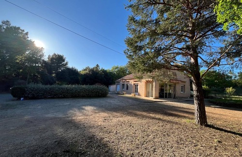 Regusse House | Between Land and Lake, a peaceful and perfectly equipped residence.