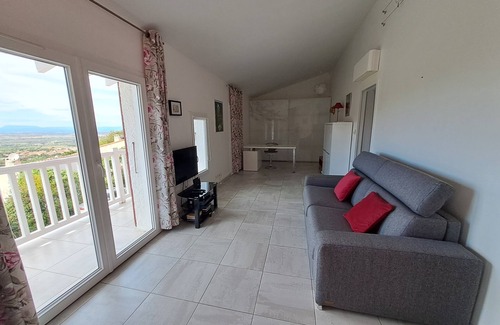 Laroque-des-Alberes Apartment | Between sea and mountains: panoramic view