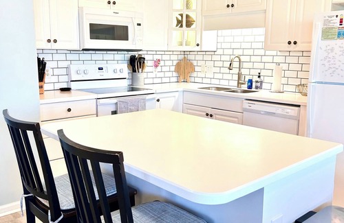 Emerald Isle Condo | Between The Blue - Oceanside 2B/2B Condo w/Pool
