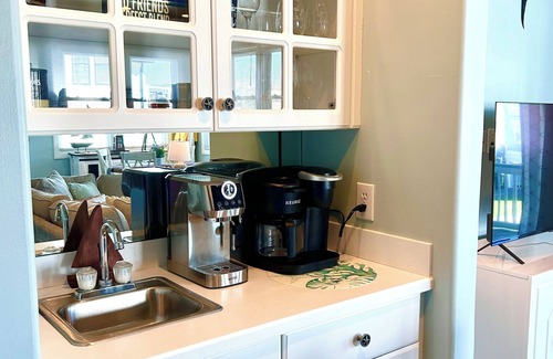 Emerald Isle Condo | Between The Blue - Oceanside 2B/2B Condo w/Pool