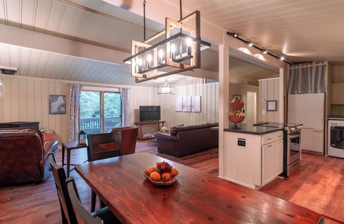 Warren House | Between the Pines-Hot Tub Bliss🎿Game Room, Firepit & Pet Friendly!