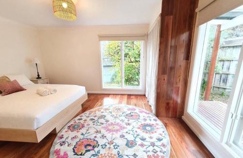 Croydon North House | Between the Yarra Valley, City, wineries. Pets