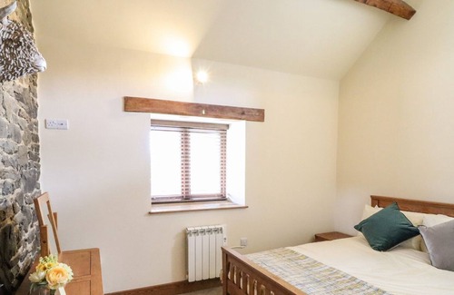 Newtown Cottage | Beudy Bach - Holiday Cottage with Hot Tub sleeping 2 guests