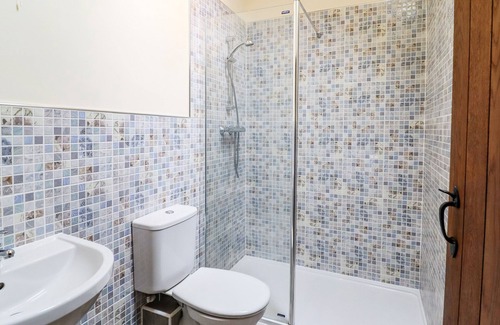Newtown Cottage | BEUDY BACH Y GARTH, romantic, character holiday cottage in Newtown