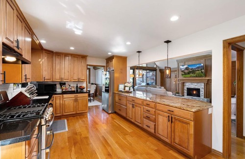 Sandy House | BeUTAHful Retreat: Mtn Views, 2 Master Bdrms, HotTub, Game room, Ski, Amenities!