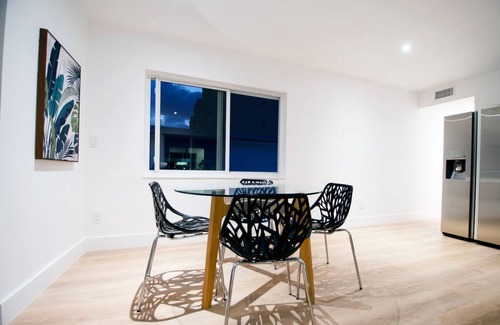 Eastern Shores Condo | Beutiful apart close to beach & shops w/parking