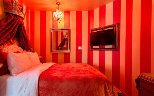 Trousdale Estates Apartment | Beverly Hills - Bold, Theatrical & Unique