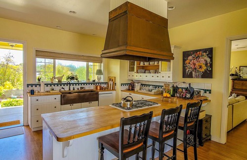 Fallbrook House | Beverly's Hilltop Retreat