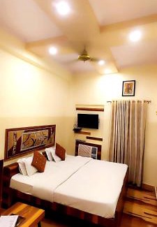 Varanasi Hotel | Bhagyashree Guest House 2 KM to Vishwanath Temple, Ganga Ghat Parking Available