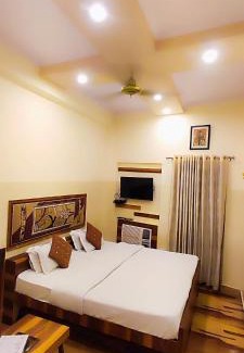 Varanasi Hotel | Bhagyashree Guest House 2 KM to Vishwanath Temple, Ganga Ghat Parking Available