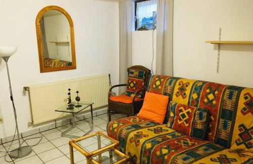Rheidt Apartment | Biete ruhige Zwei-Zimmer Souterrain-Wohnung