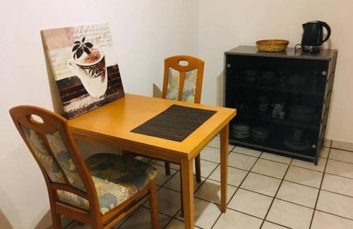 Rheidt Apartment | Biete ruhige Zwei-Zimmer Souterrain-Wohnung